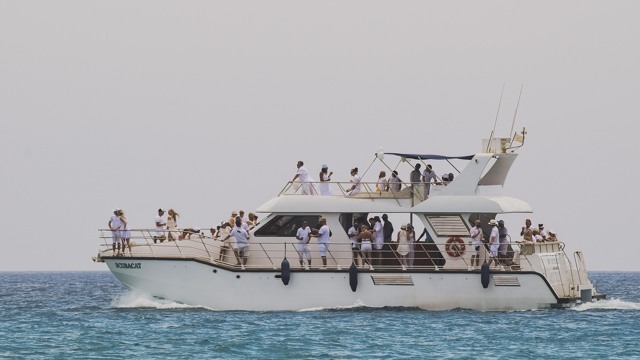 paseos en catamaran y travesias con comida en valencia malaga, almeria hyelva, alicante, santiago, barcelona