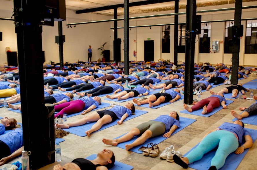 sesiones de yoga para empresas en en malaga madrid barcelona, sevilla, valencia, alicante, zaragoza, bilbao, santiago, toledo, avila, segovia